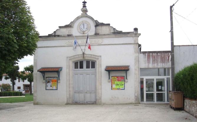 99 Forges la salle des fêtes en Juillet 2008