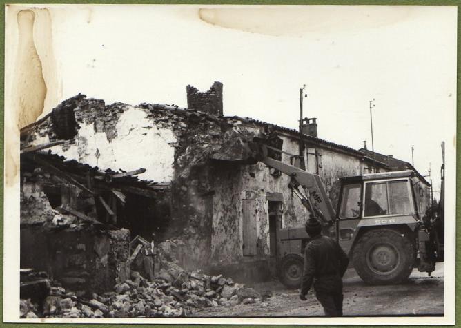 1 demolition maison foullonneau fev1977 b rue pelleteuse
