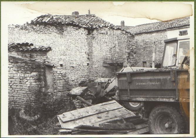 Demolition maison foullonneau fev1977 b mur chai remorque