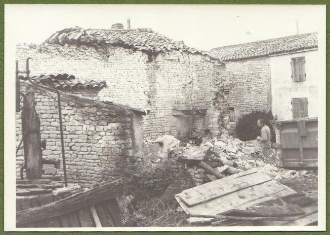 Demolition maison foullonneau fev1977 b puits